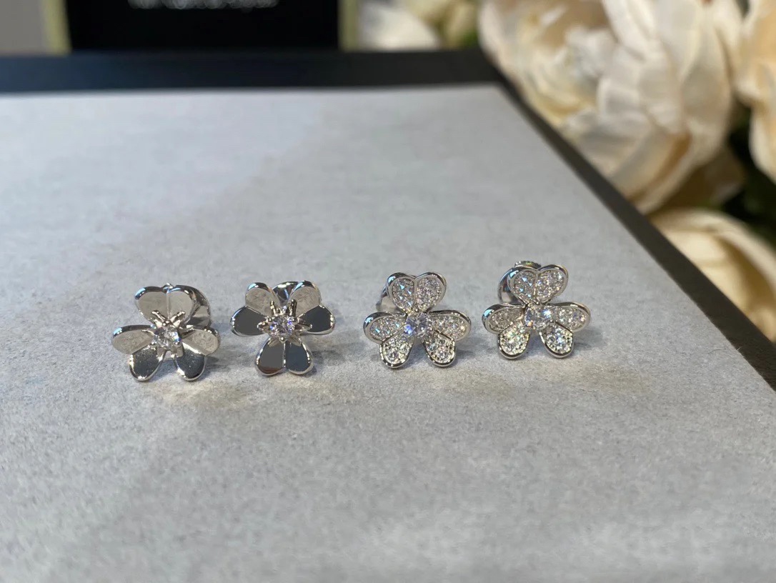 VCA Stud Frivole Earrings - Image 5
