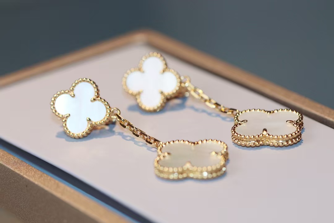 VCA Magic Alhambra Earrings, 2 Motifs - Image 3