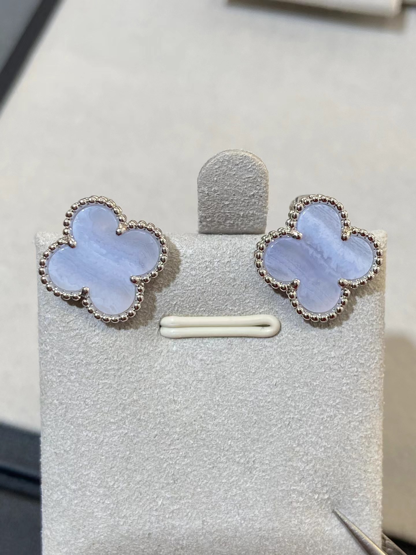 VCA Fog Purple Clover Earrings - Image 2