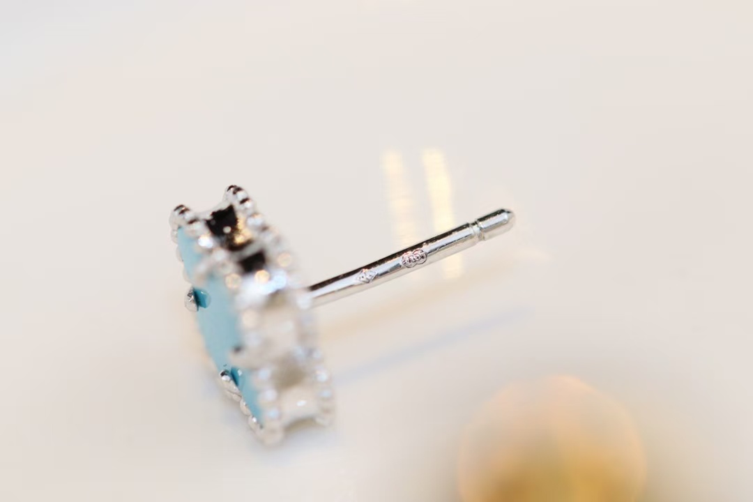 VCA Sweet Alhambra Earstuds Earring - Mini - Image 6