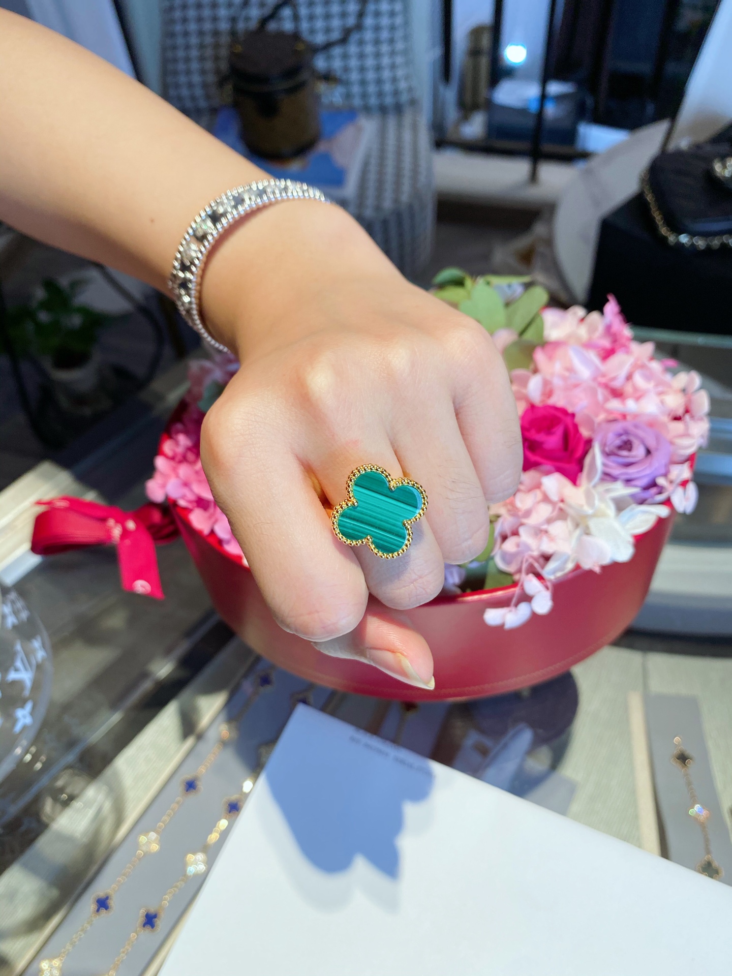 VCA Green Malachite Magic Alhambra Ring - Image 2