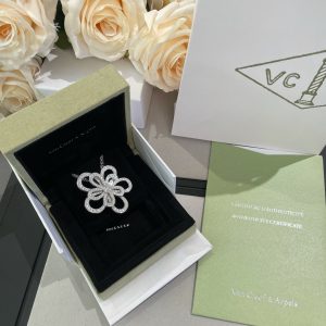 VCA Hollow Flower Detachable Pendant Necklace & Brooch 2-in-1