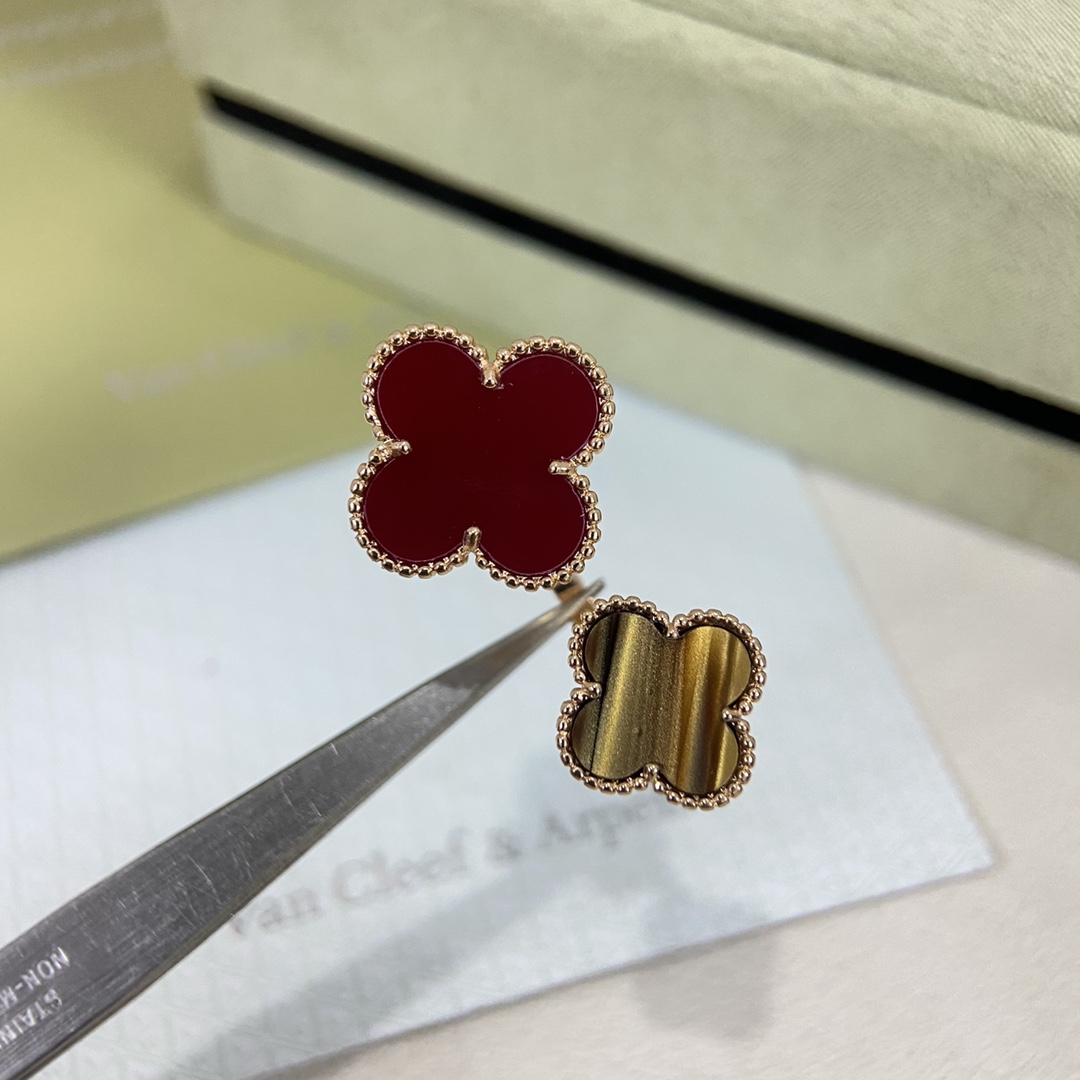 VCA Magic Alhambra Ring Between Finger - Image 3
