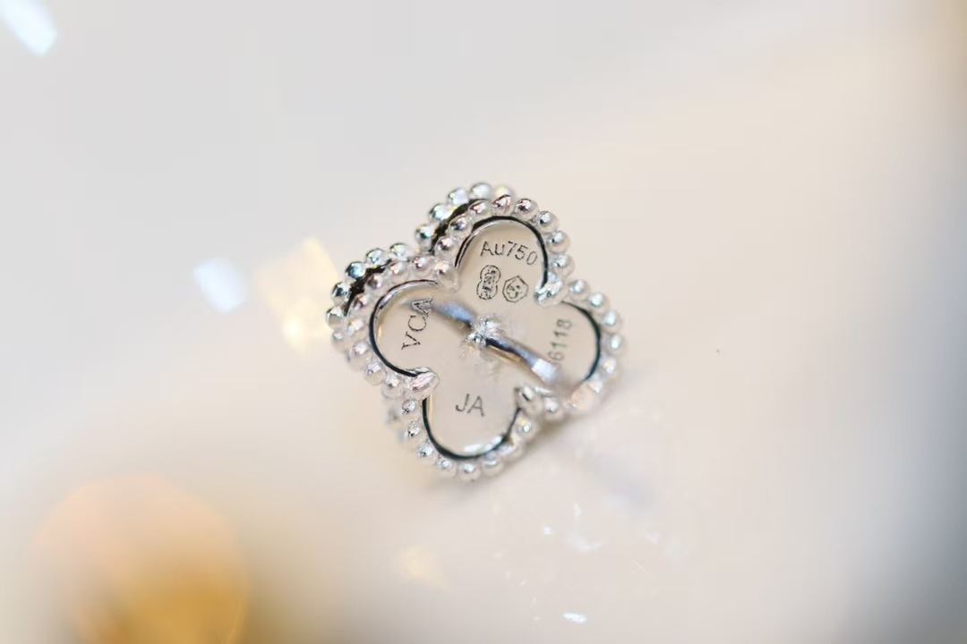 VCA Sweet Alhambra Earstuds Earring - Mini - Image 7