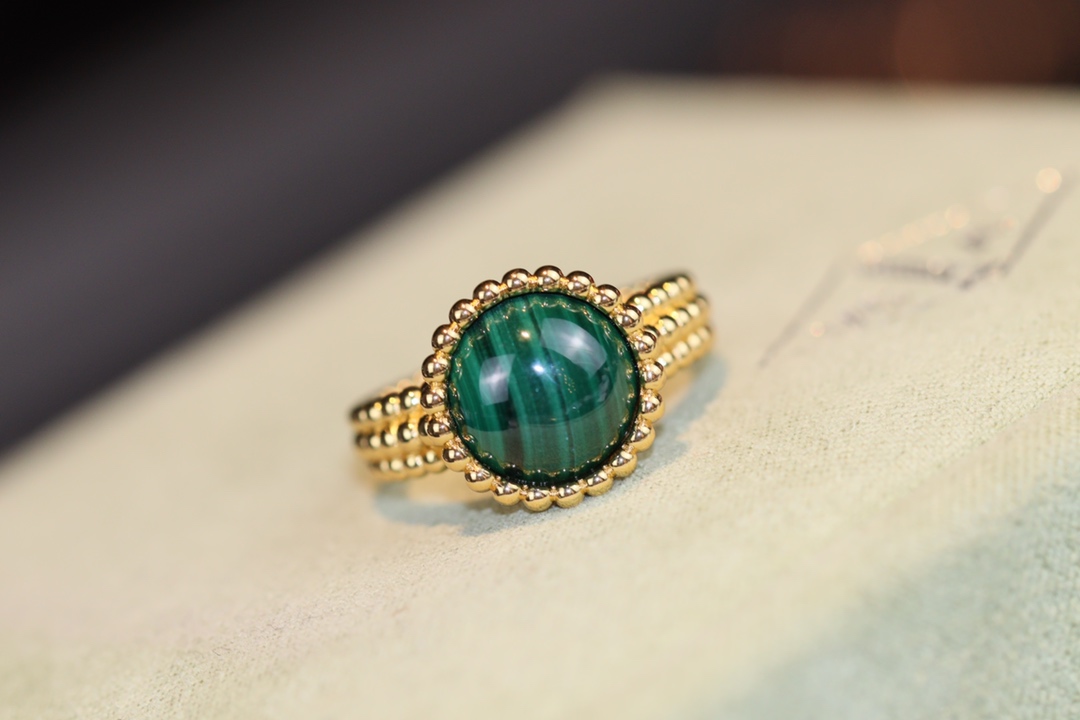 VCA Yellow Gold Malachite Perlee Couleurs Ring - Image 6