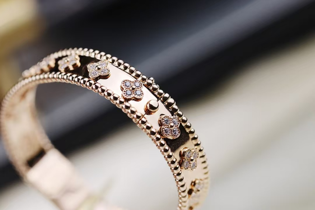 VCA Perlee Clovers Bracelet, Medium Bangle - Image 8