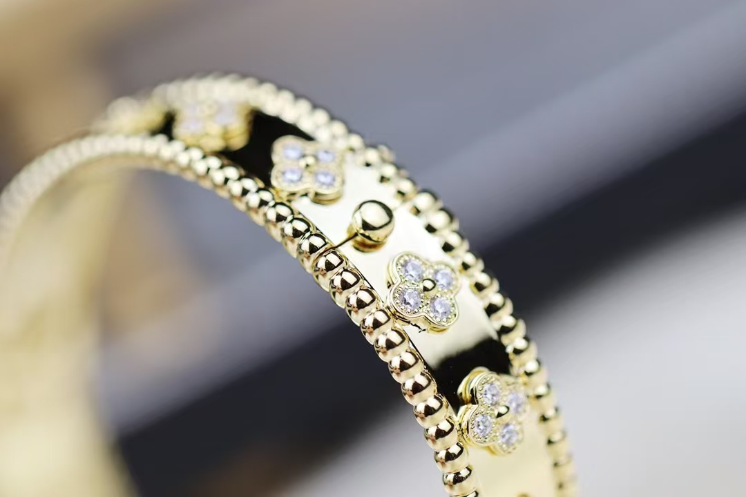 VCA Perlee Clovers Bracelet, Medium Bangle - Image 4