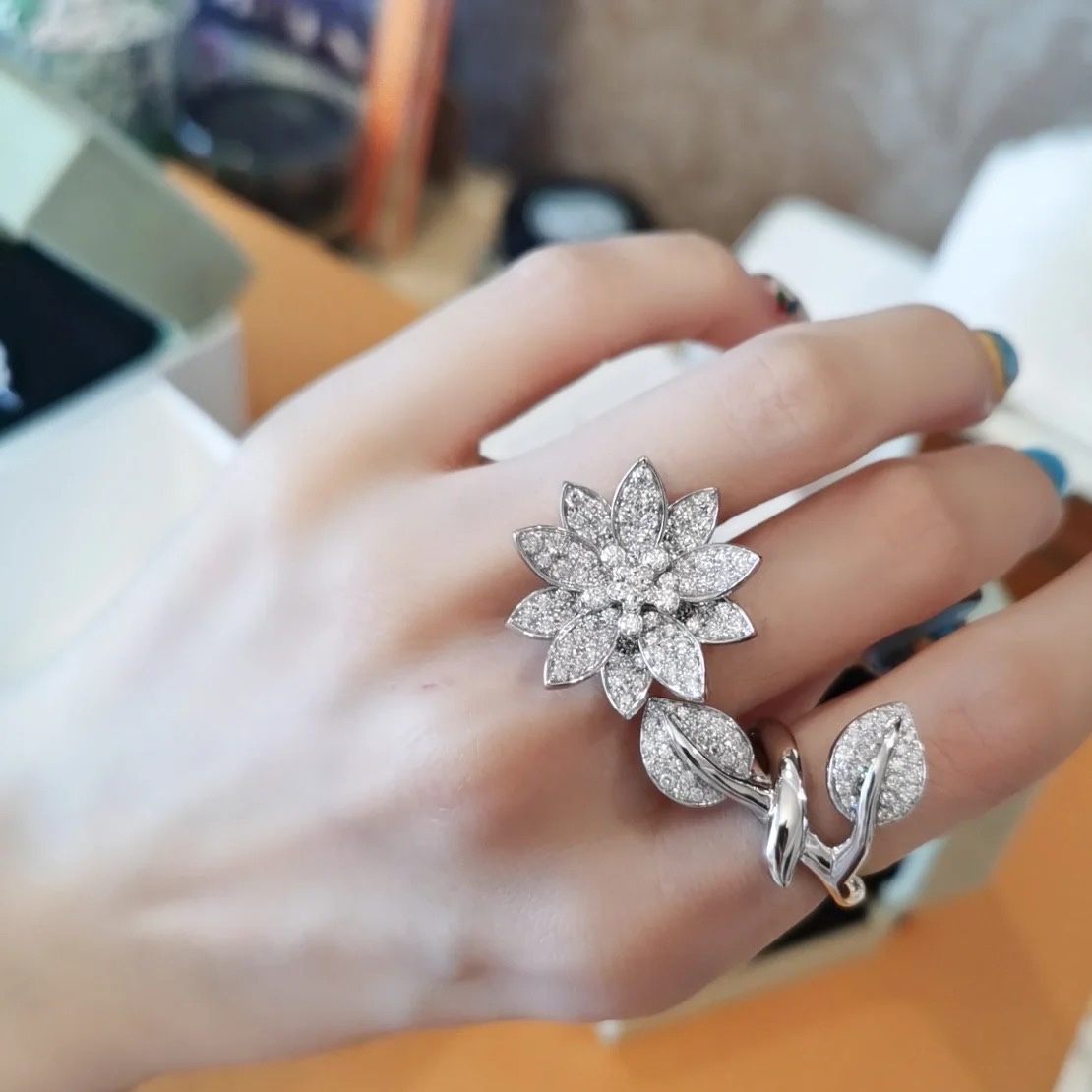 VCA Lotus Between the Finger Ring - Image 8
