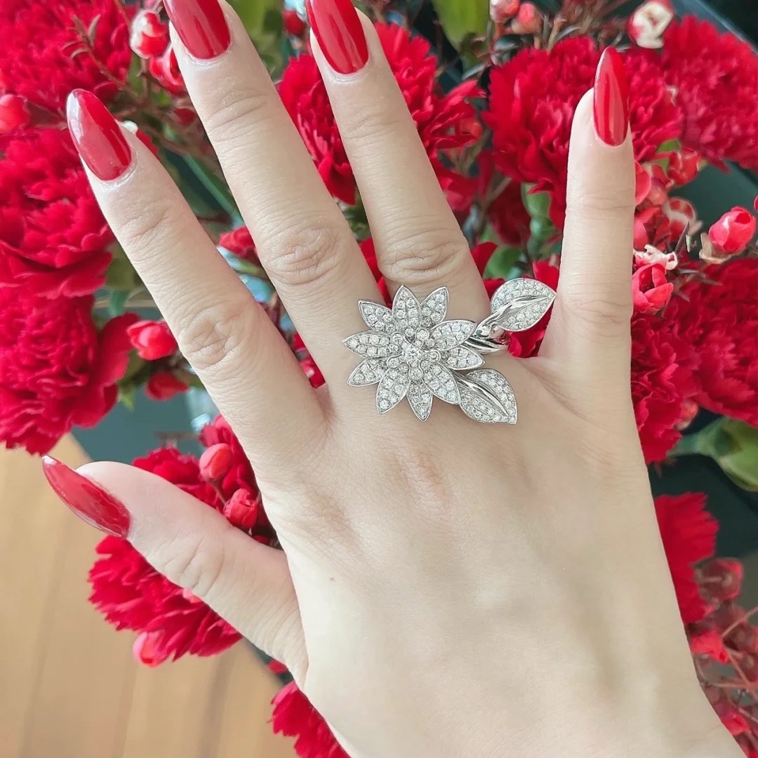 VCA Lotus Between the Finger Ring - Image 9