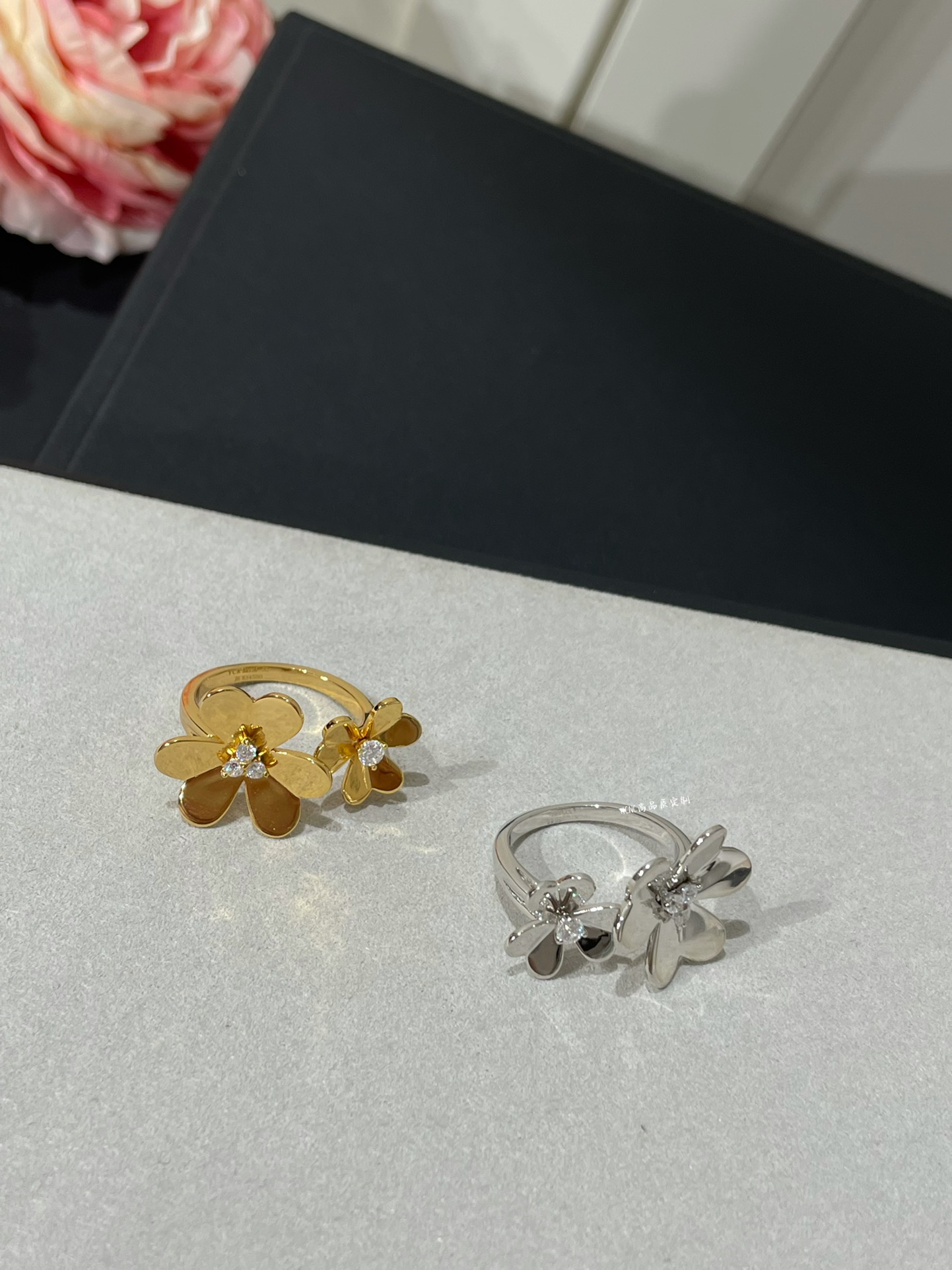 VCA 2 Flowers Frivole Between the Finger Ring - Image 7
