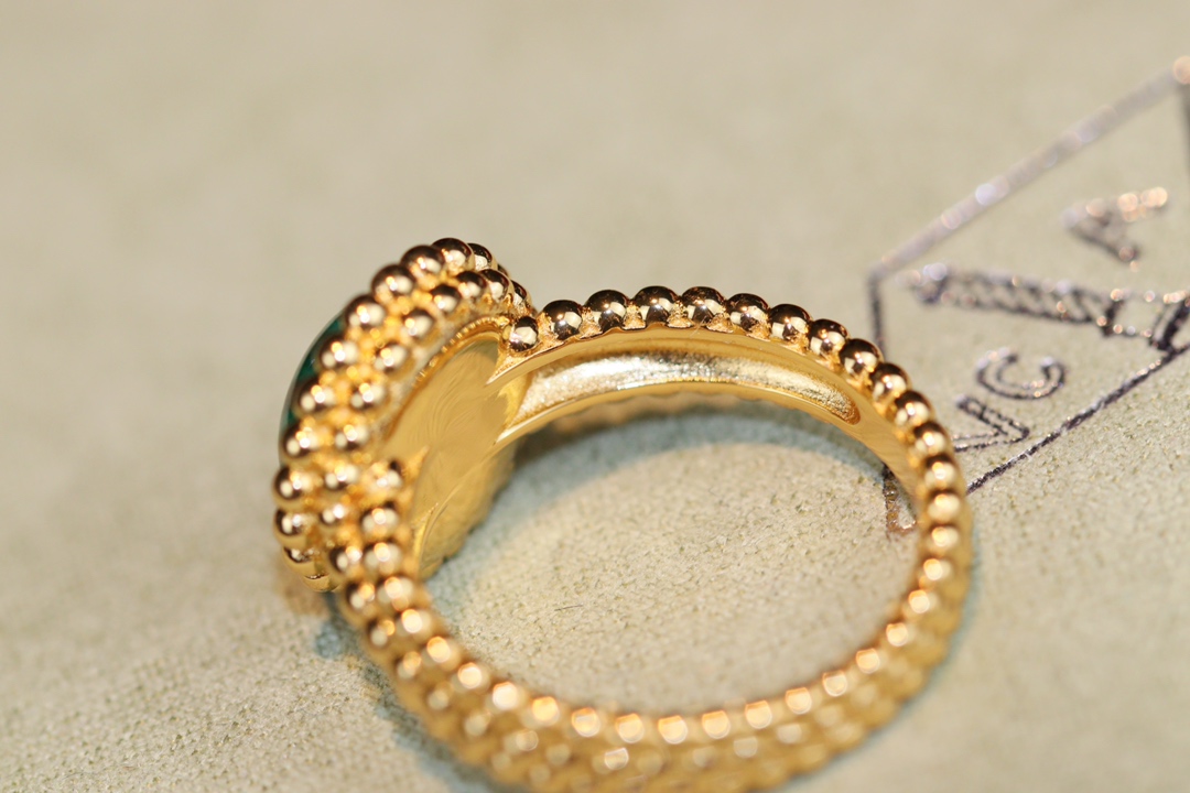 VCA Yellow Gold Malachite Perlee Couleurs Ring - Image 10