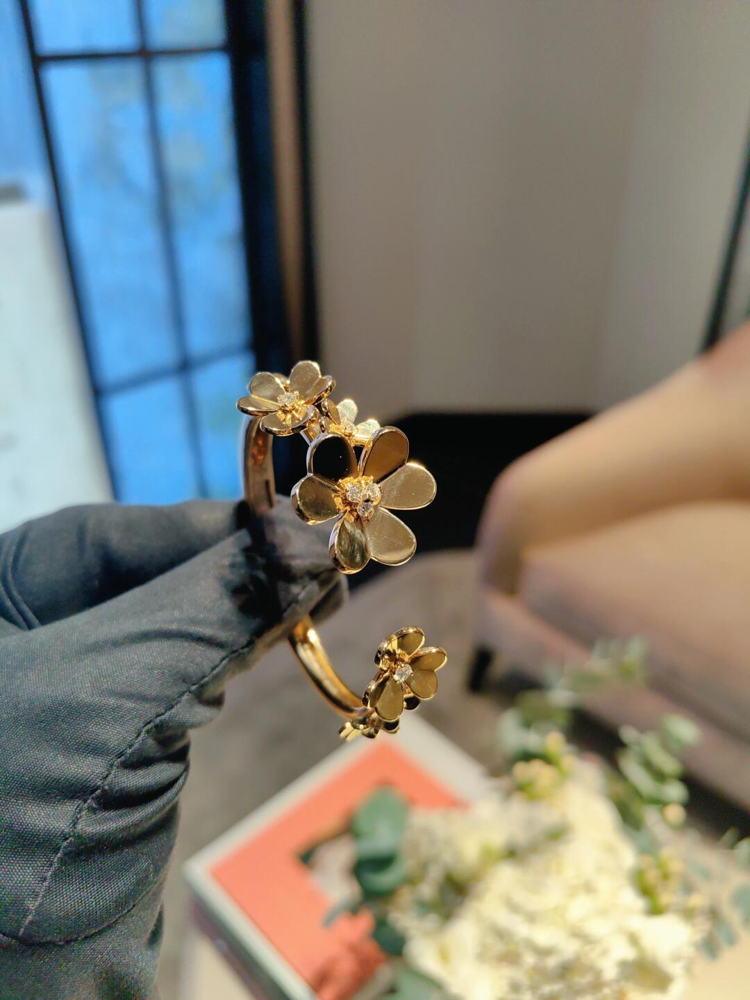 VCA Frivole 7 Flowers Bangle Bracelet - Image 6