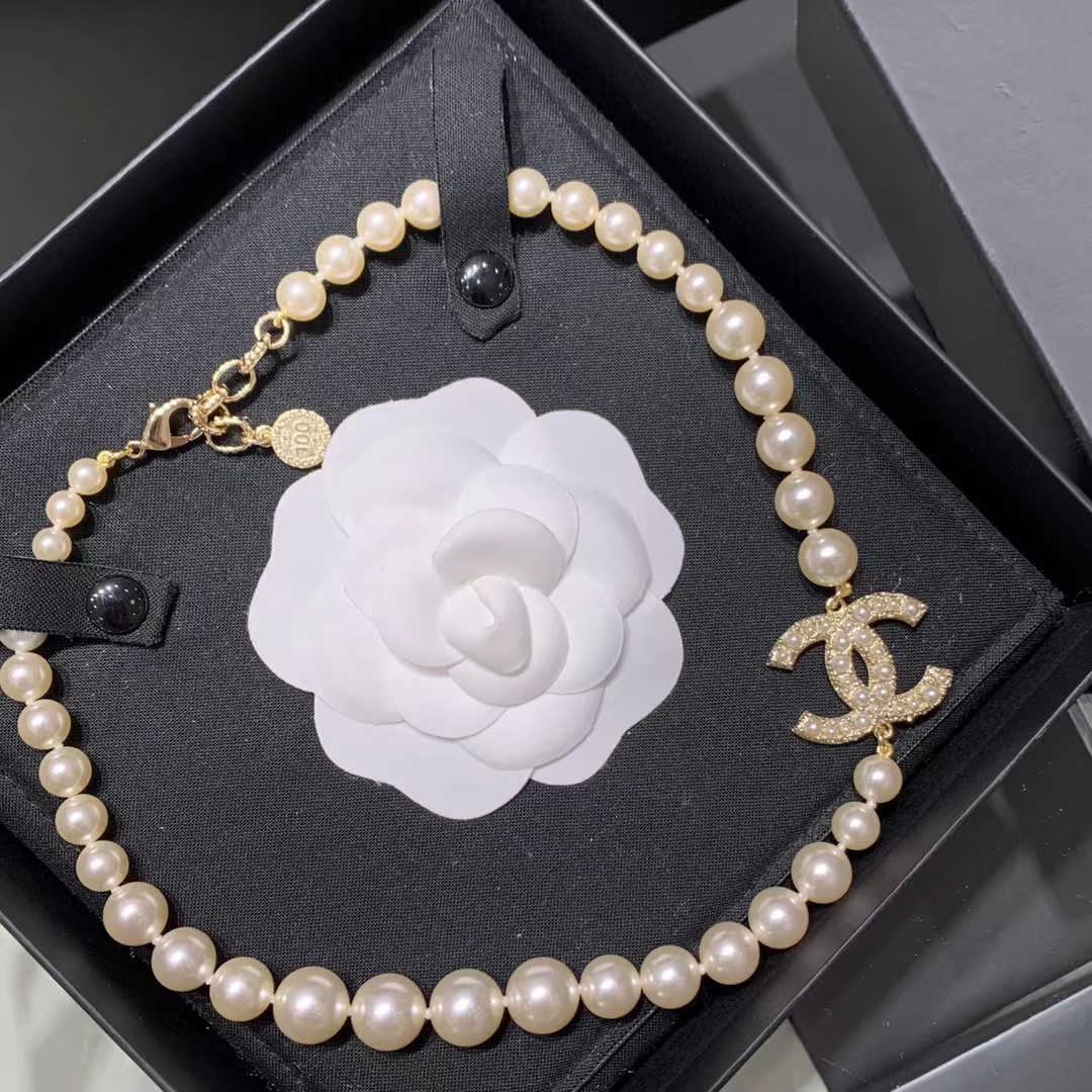 Chanel Vibe Gradient Pearl Necklace - Image 5