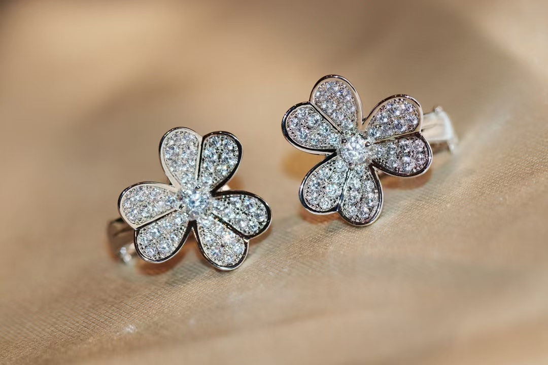 VCA Frivole Earrings - Small - Image 2