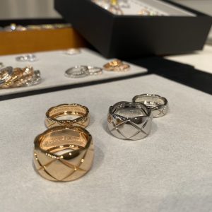 Chanel No Diamond Wide Coco Crush Ring