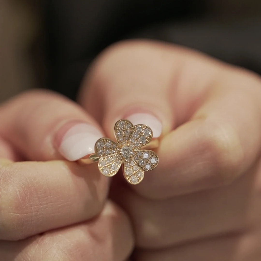 VCA 1 flower Frivole Ring - Image 5