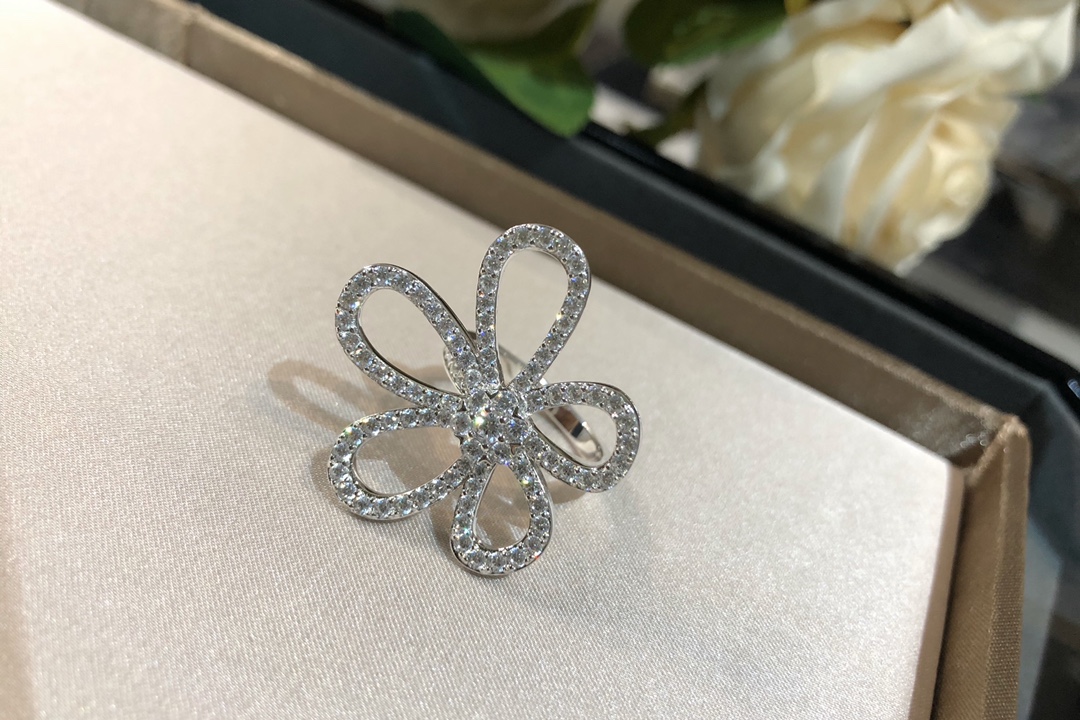 VCA Flowerlace Ring - Image 5