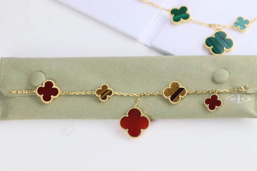 VCA Magic Alhambra Bracelet 5 Motifs - Image 2