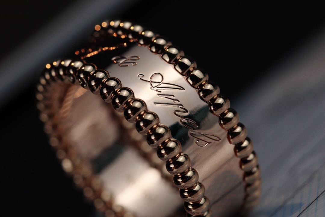 VCA Perlee Signature Ring - Image 8