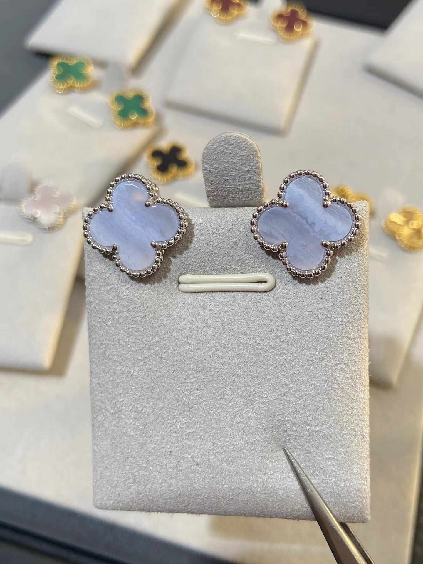 VCA Fog Purple Clover Earrings - Image 3