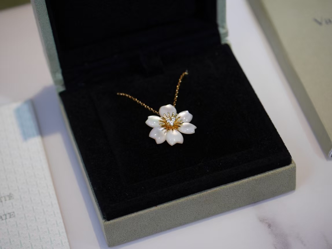 VCA Rose de Noël Pendant Necklace - Mini - Image 3