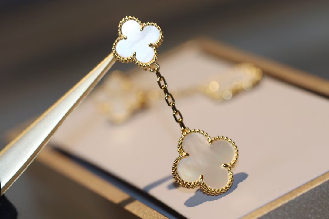 VCA Magic Alhambra Earrings, 2 Motifs - Image 7