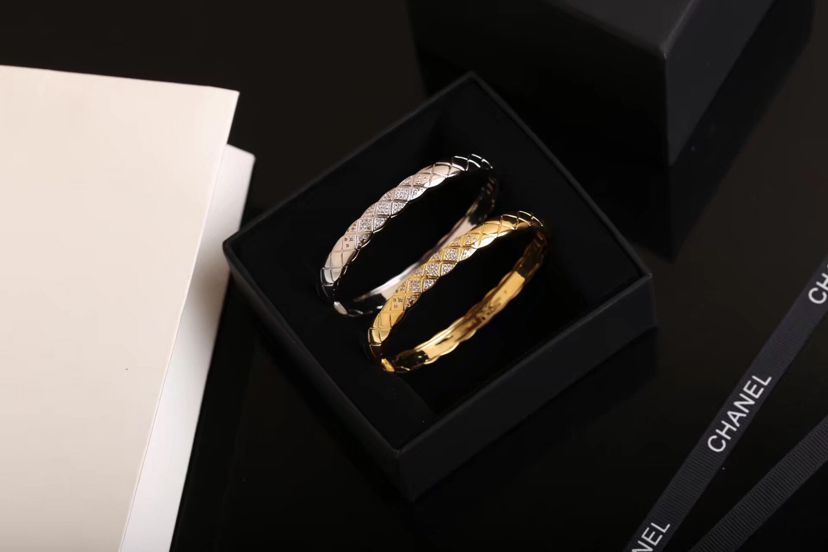 Chanel Diamond Coco Crush Bangle Bracelet - Wide Version - Image 5