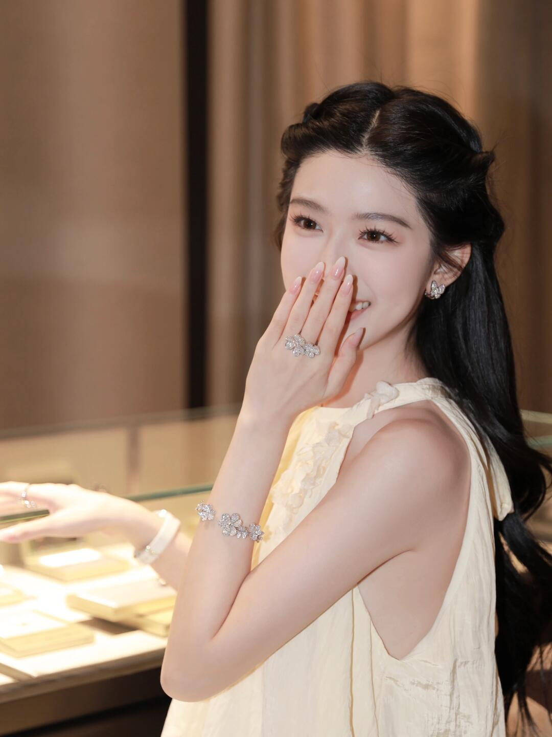 VCA Full Diamond Frivole 7 Flowers Bangle Bracelet - Image 11
