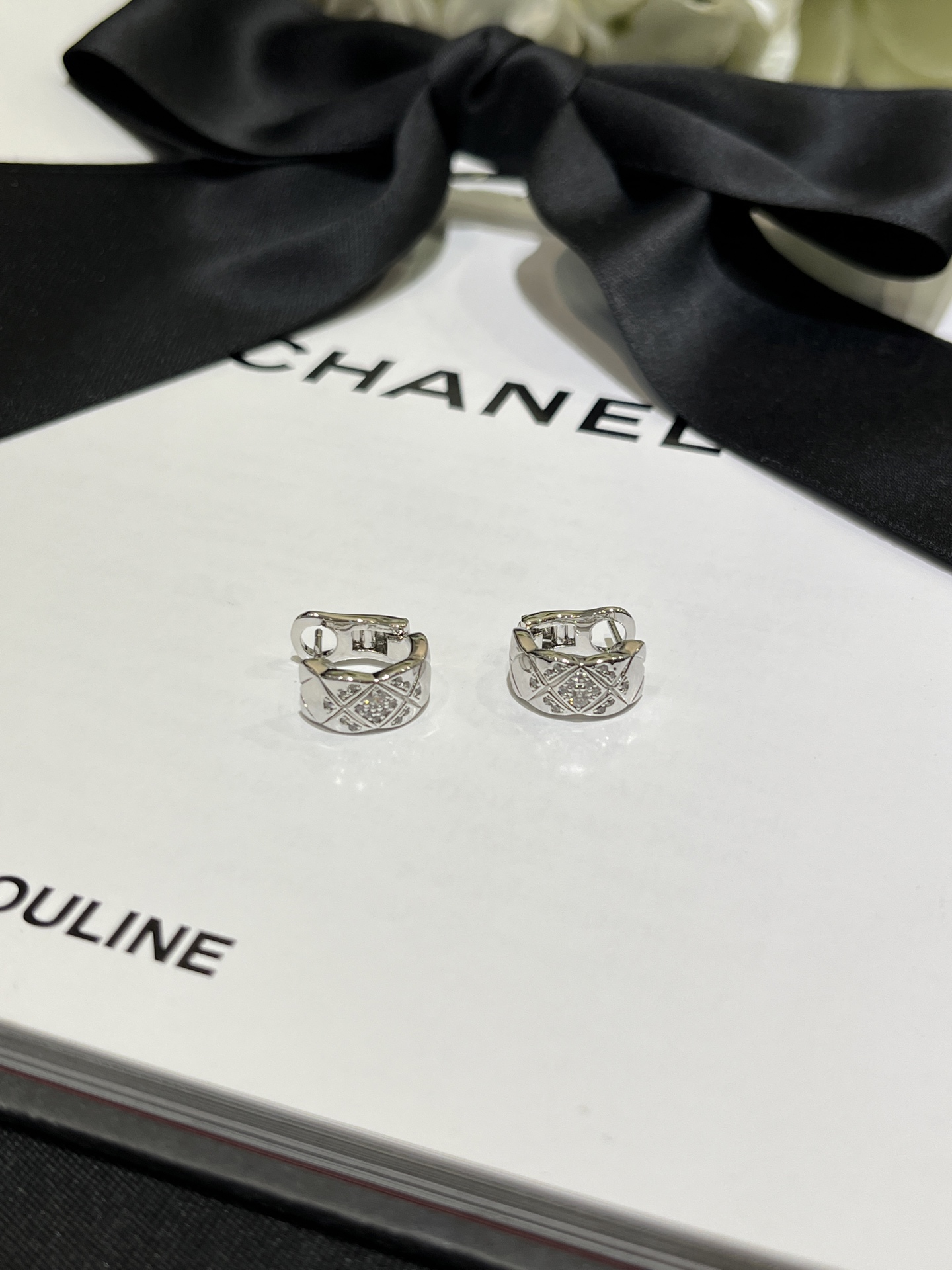 Chanel Coco Crush Hoop Stud Earrings - Image 4