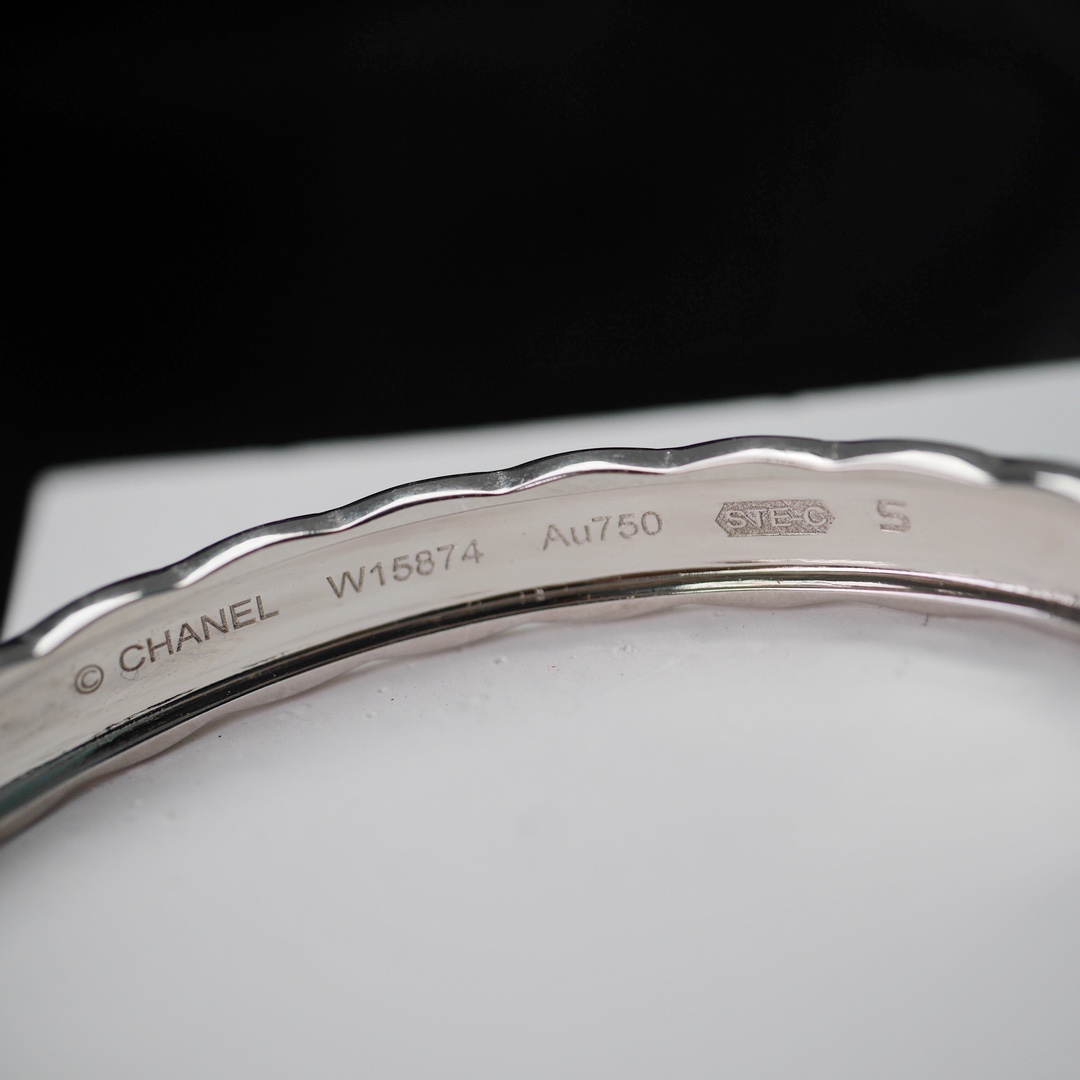 Chanel Diamond Coco Crush Bangle Bracelet - Wide Version - Image 15