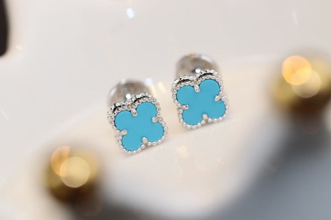 VCA Sweet Alhambra Earstuds Earring - Mini - Image 3
