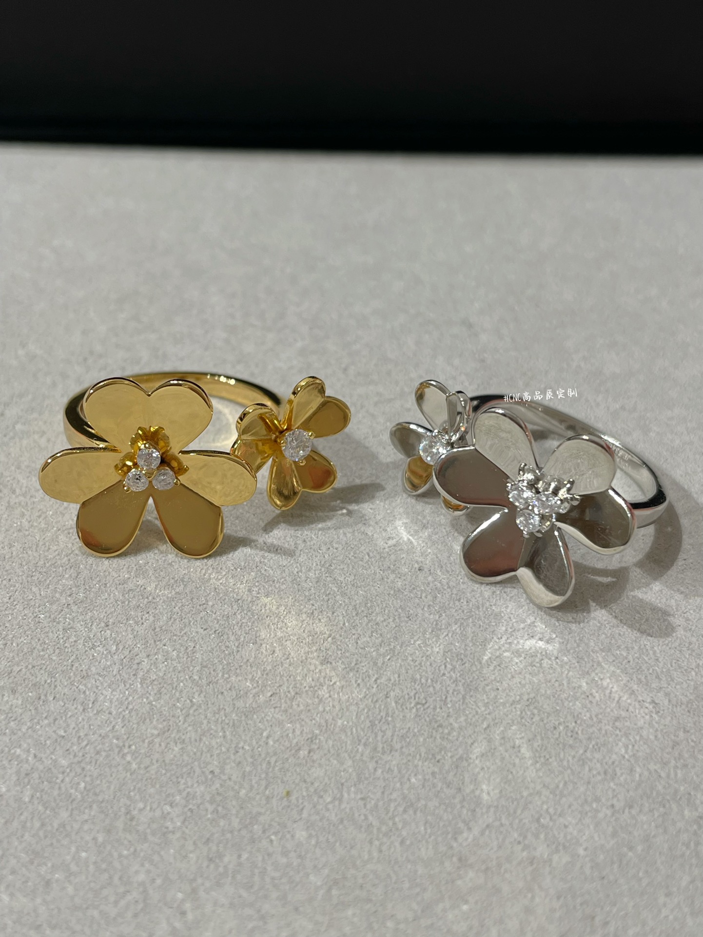 VCA 2 Flowers Frivole Between the Finger Ring - Image 2