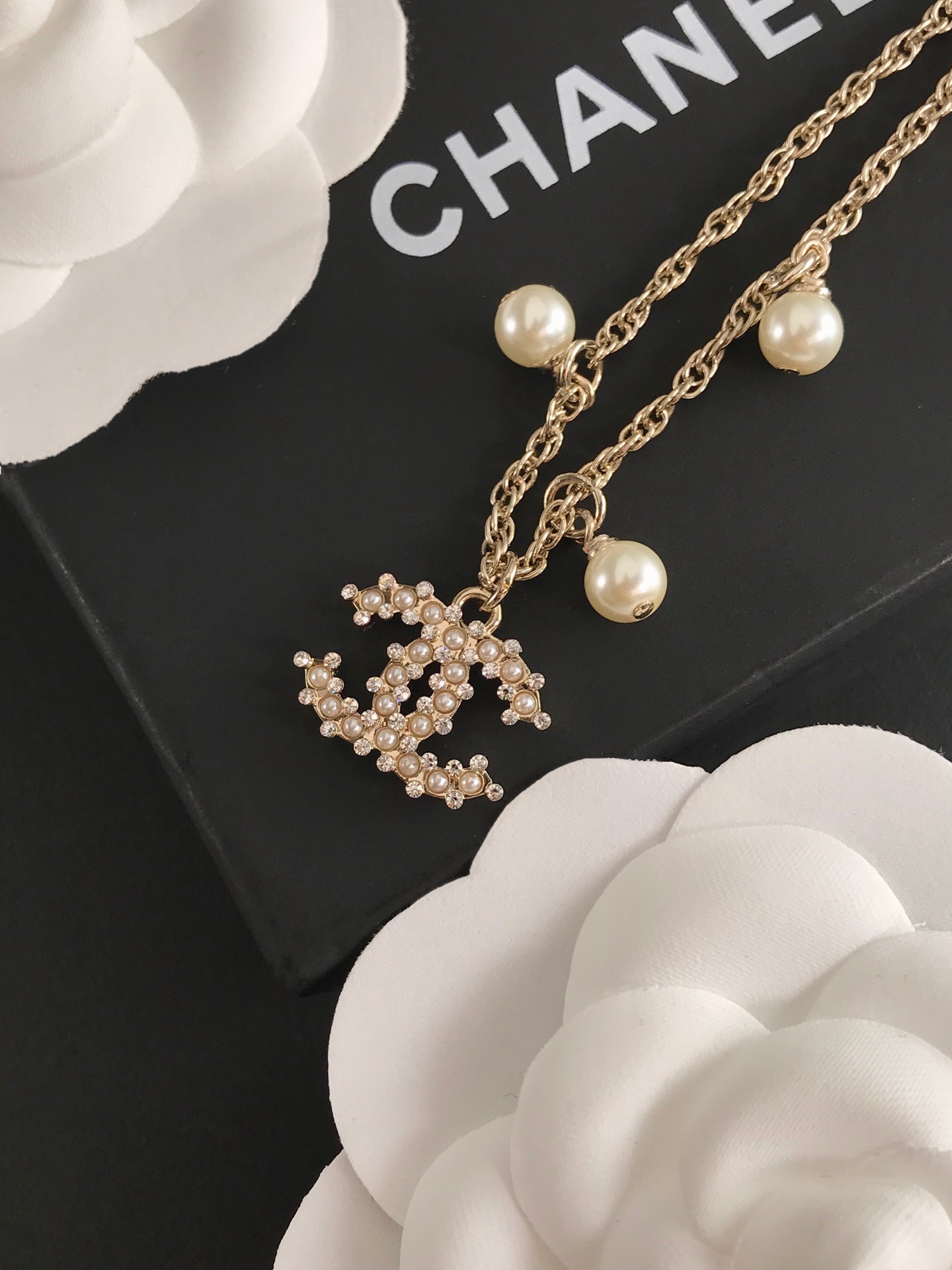 Chanel Pearls CC Charm Chain Bracelet - Image 7
