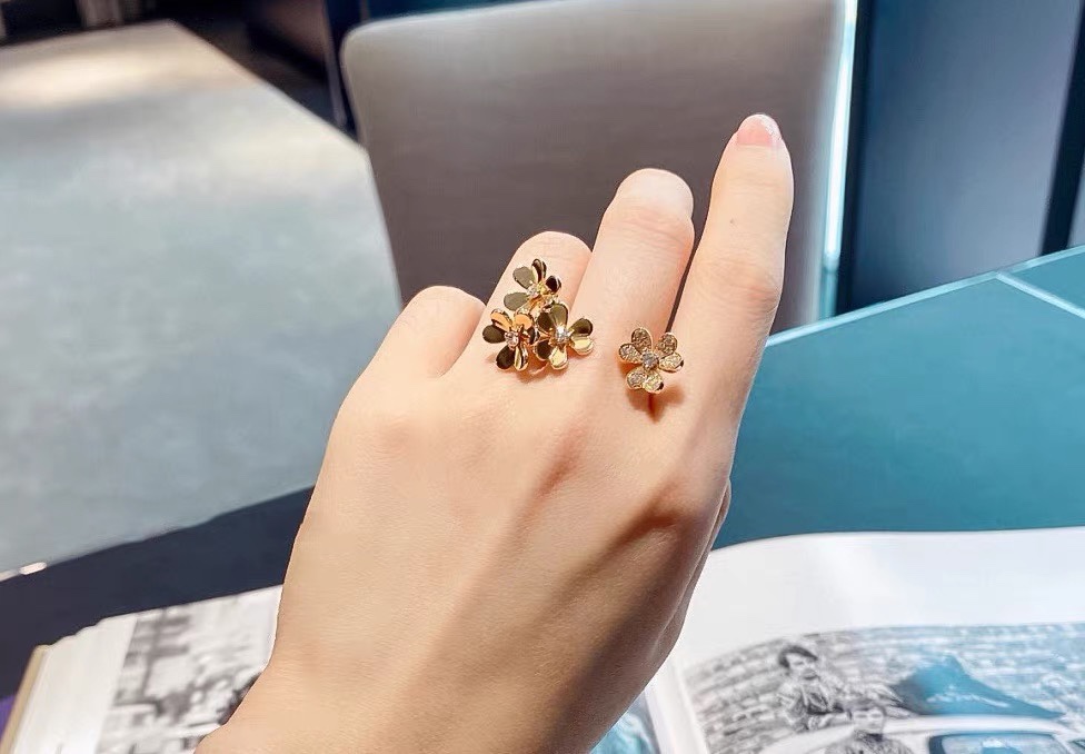VCA Frivole Between the Finger Ring - Image 15