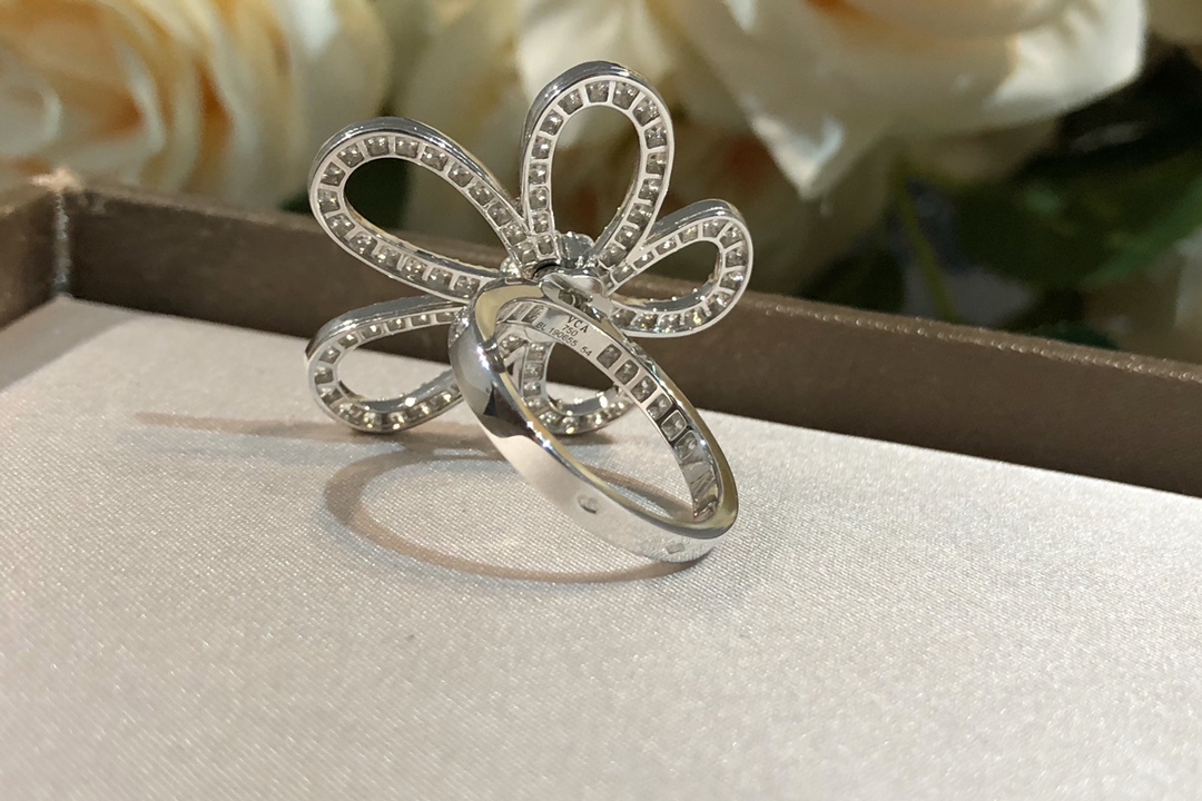 VCA Flowerlace Ring - Image 8