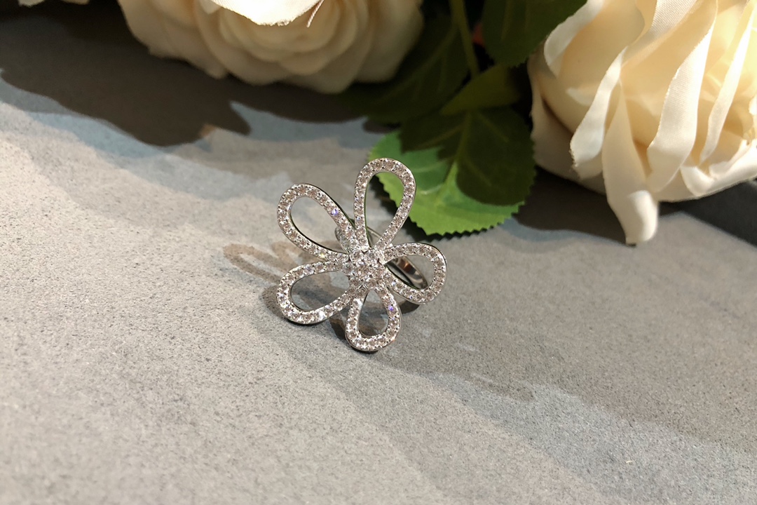 VCA Flowerlace Ring - Image 7
