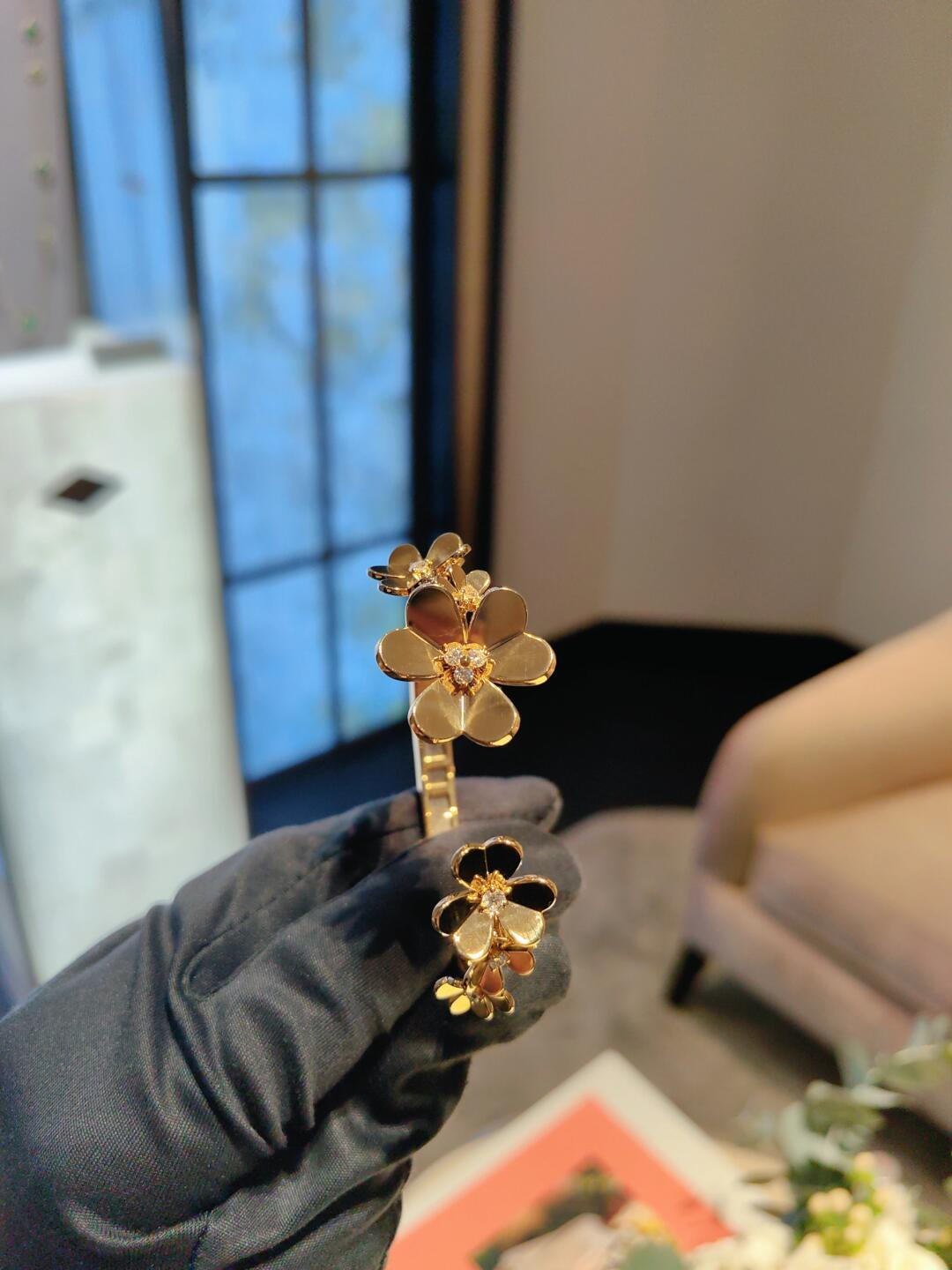 VCA Frivole 7 Flowers Bangle Bracelet - Image 5