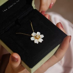 VCA Rose de Noël Pendant Necklace - Mini