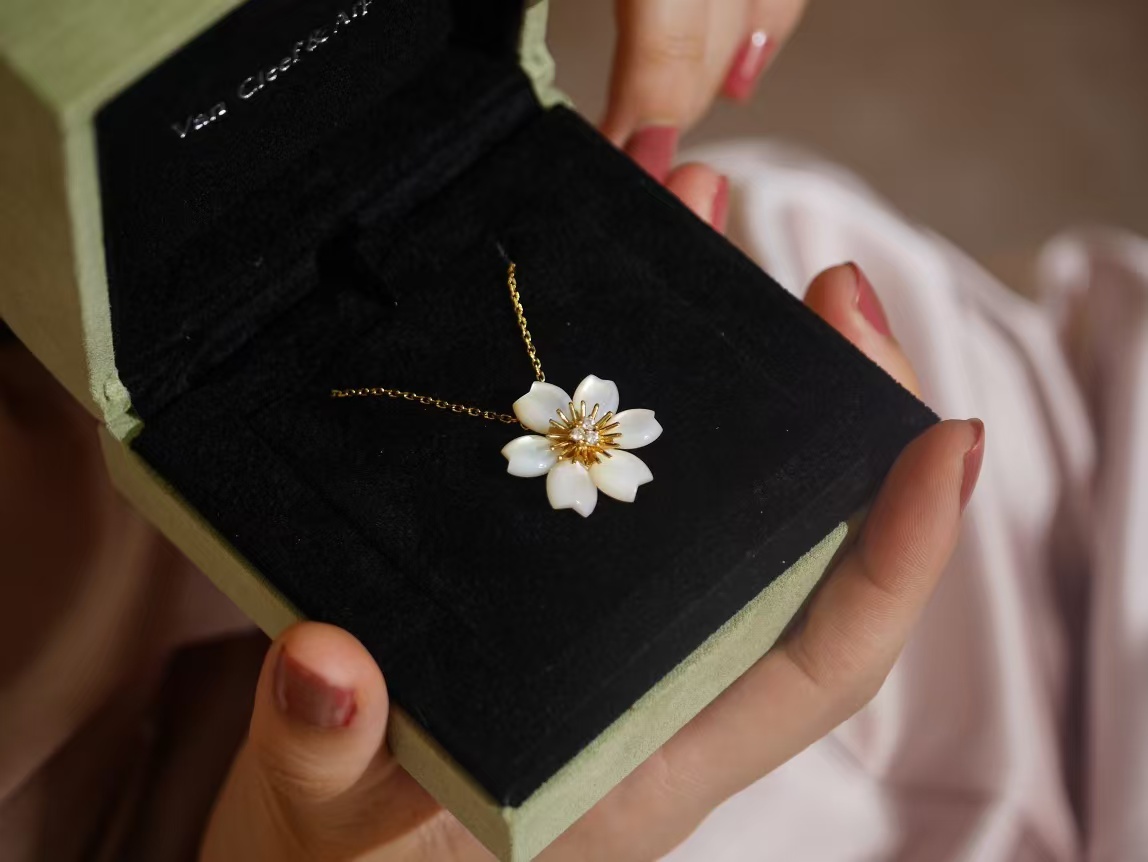 VCA Rose de Noël Pendant Necklace - Mini