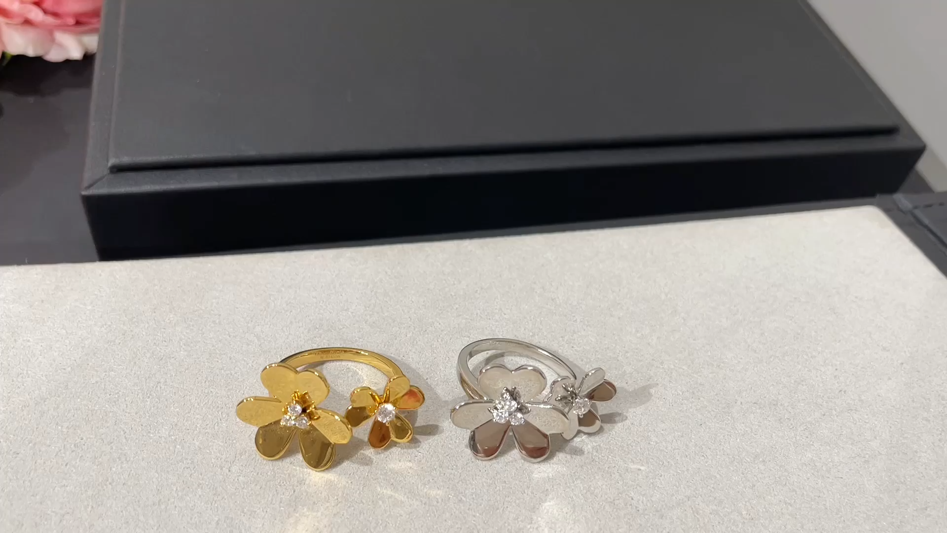 VCA 2 Flowers Frivole Between the Finger Ring - Image 3