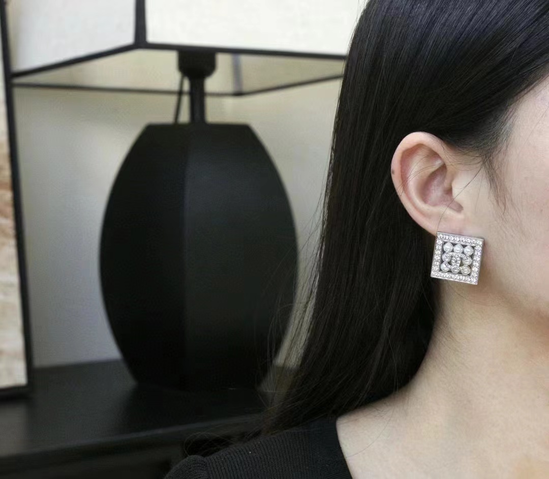 Chanel Square Diamond and Pearl Earrings - Image 2