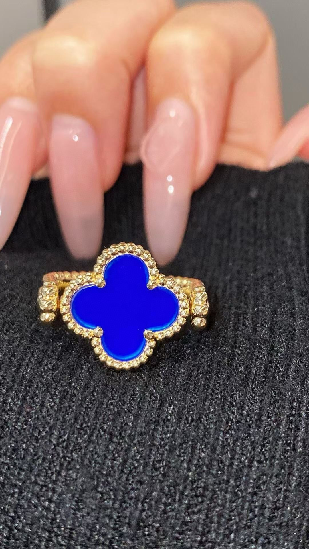 VCA Vintage Alhambra Reversible Ring, Yellow Gold, Blue Agate, Diamond - Image 4
