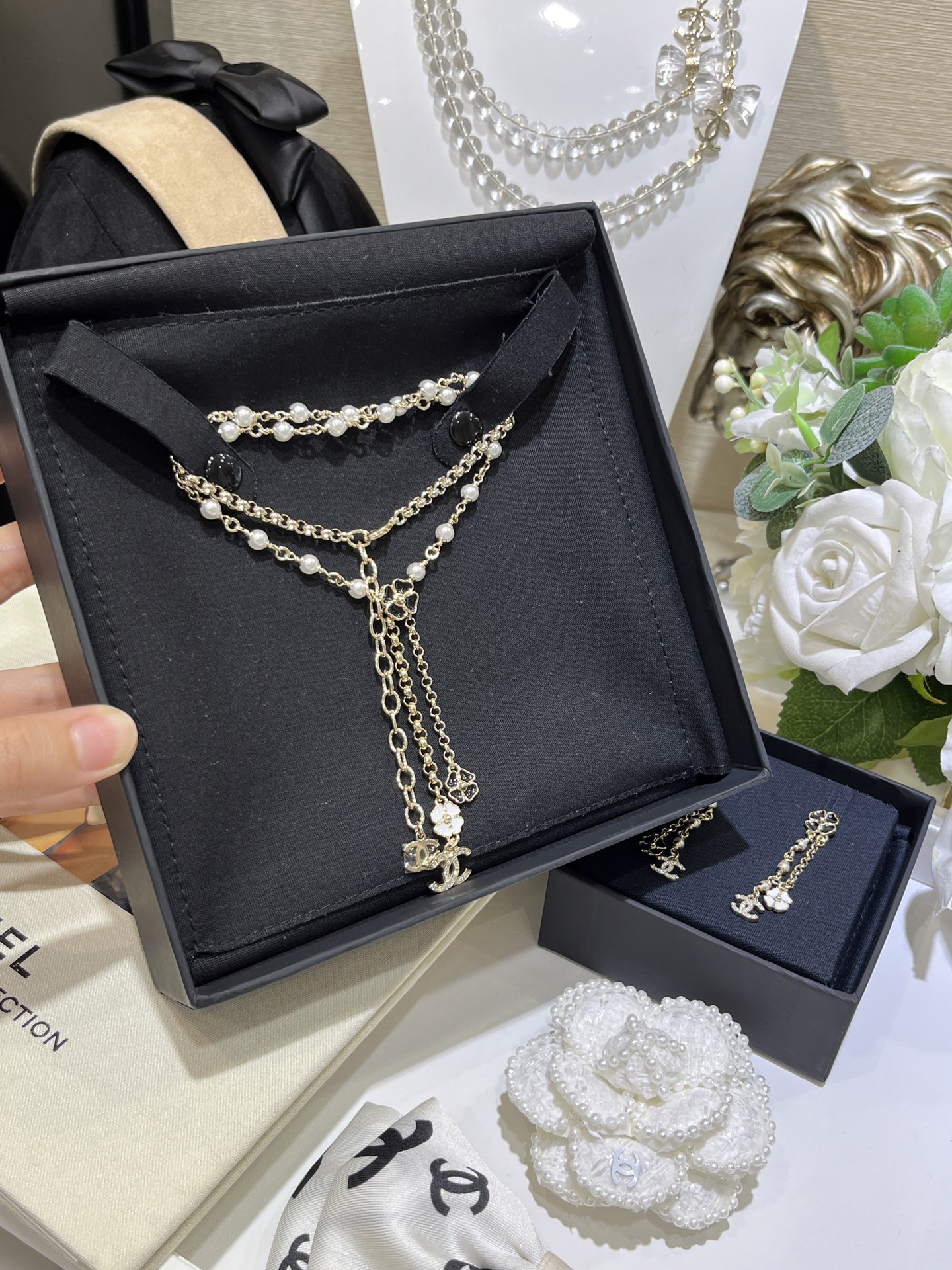 Chanel Black and White Camellia Tassel Drop Pearl Y Necklace - Image 2