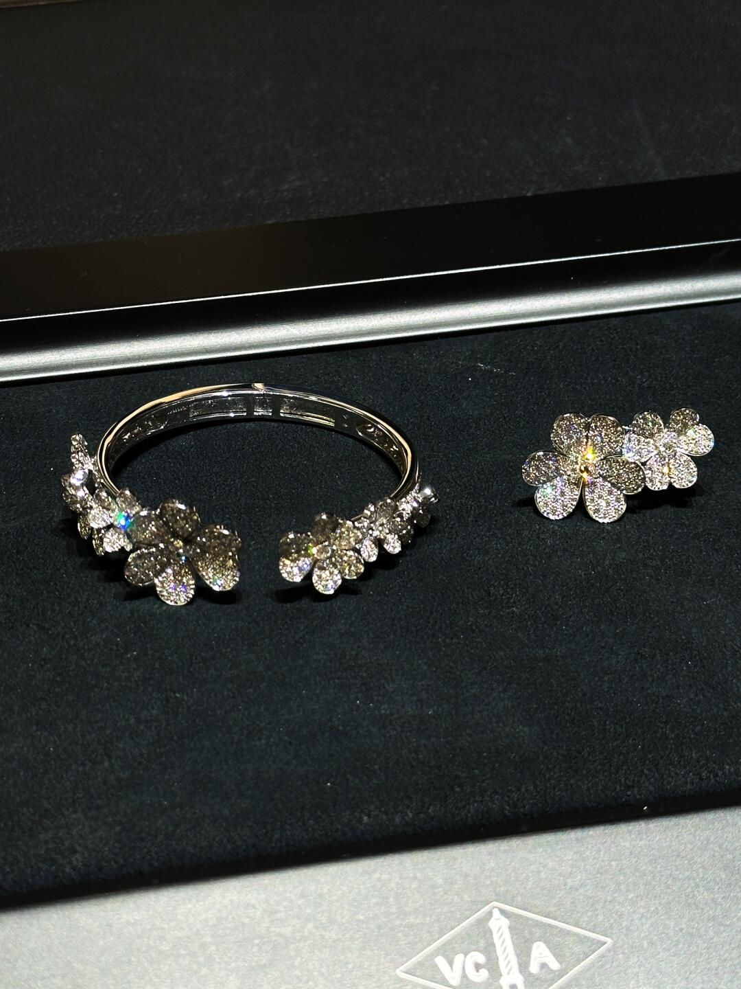 VCA Full Diamond Frivole 7 Flowers Bangle Bracelet - Image 5