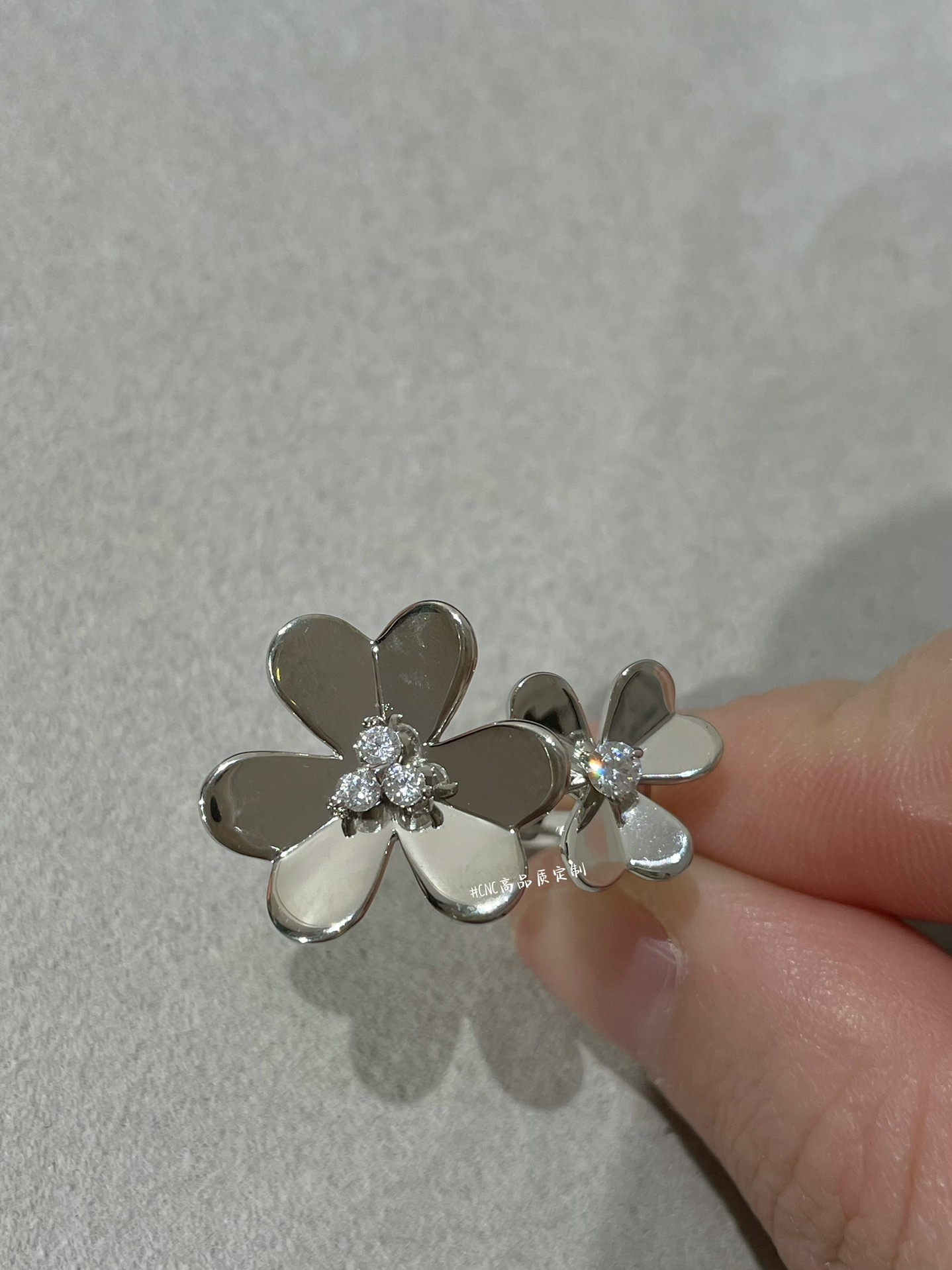 VCA 2 Flowers Frivole Between the Finger Ring - Image 16