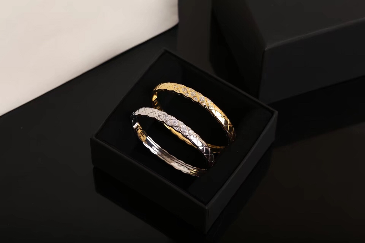 Chanel Diamond Coco Crush Bangle Bracelet - Wide Version - Image 6