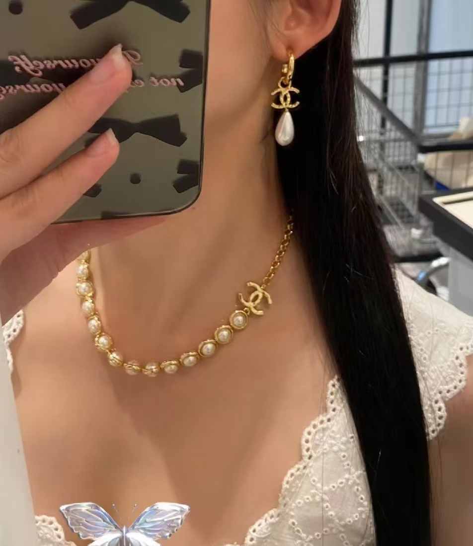 Chanel Half Chain Half Ehancered Pearl Necklace - Image 7