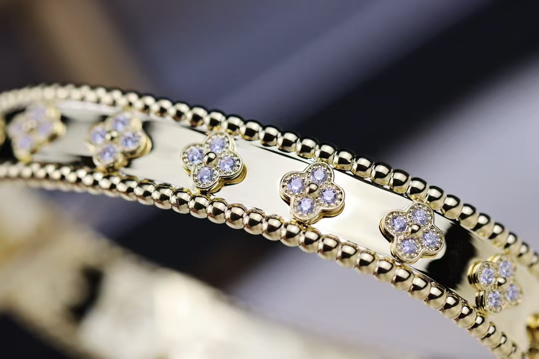 VCA Perlee Clovers Bracelet, Medium Bangle - Image 3
