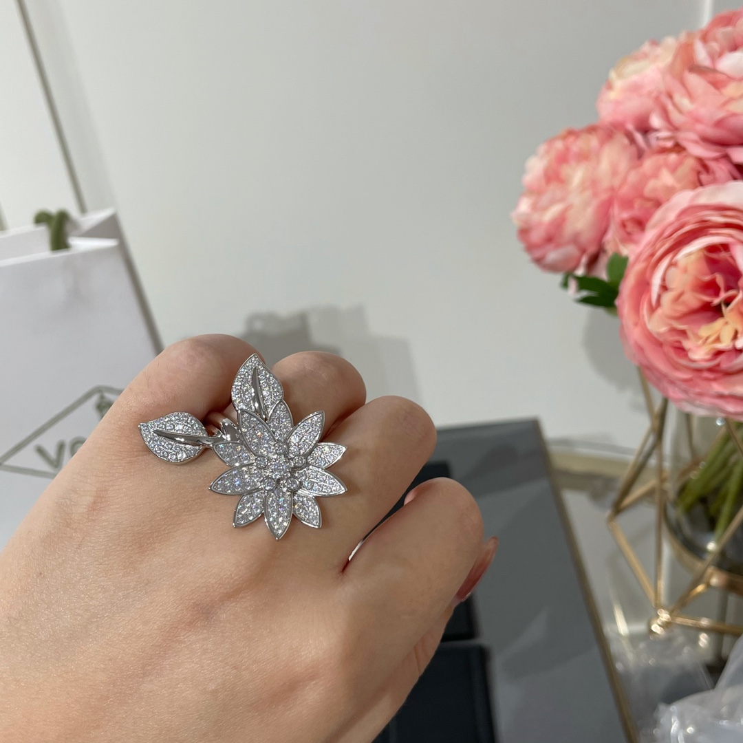 VCA Lotus Between the Finger Ring