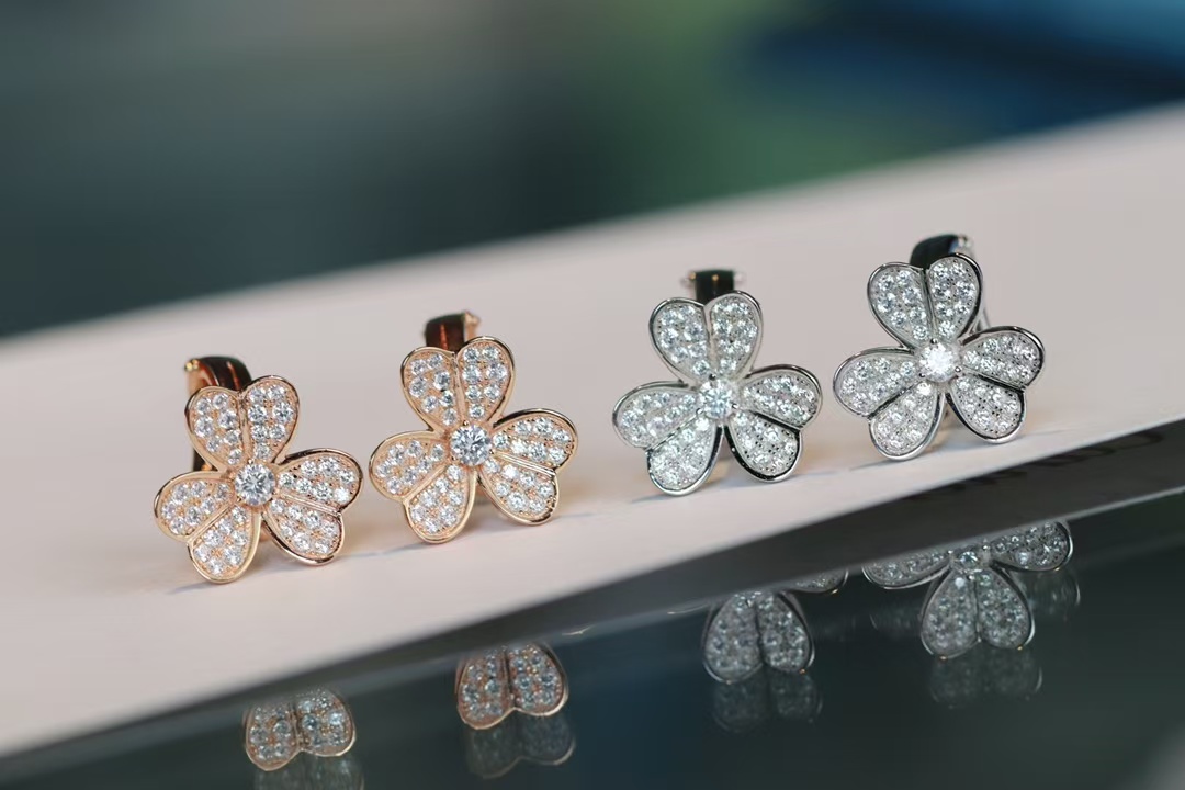 VCA Frivole Earrings - Small - Image 3